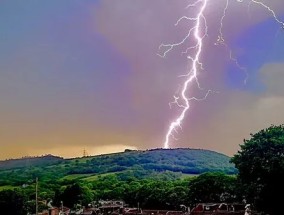 英国天气:英国气象局透露，本周末英国人将迎来“雷阵雨”